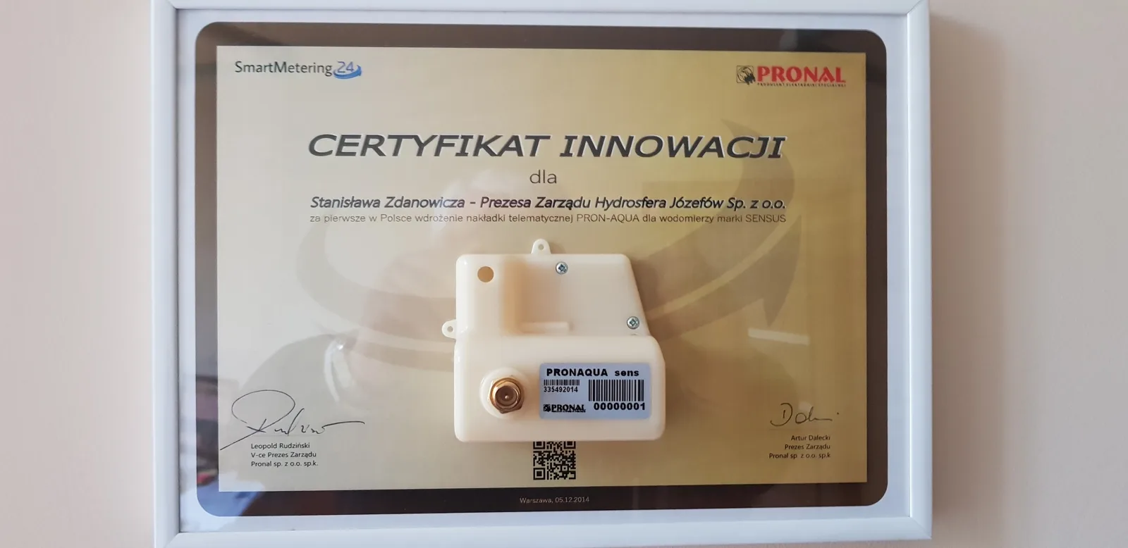 Oprawiony Certyfikat Innowacji dla Stanisława Zdanowicza, Prezesa Zarządu Hydrosfery Józefów, z przymocowaną nakładką do zdalnego odczytu wodomierza, Warszawa, 5 grudnia 2014